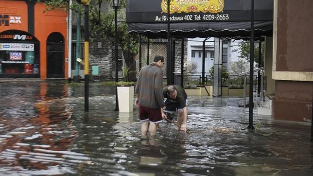 Un muerto y mil evacuados este fin de semana por un temporal en Argentina