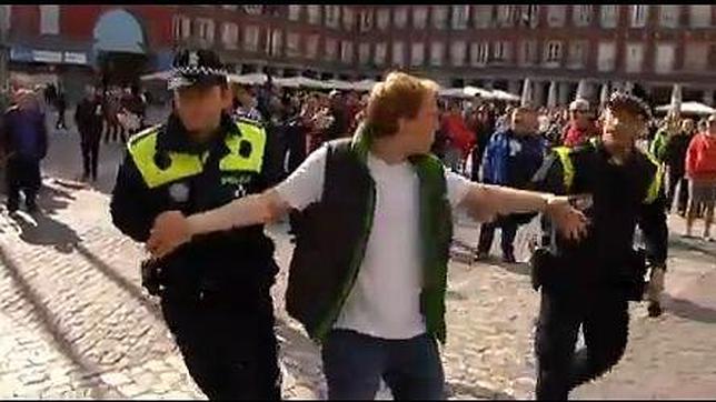 Un grupo de hinchas del Liverpool se burla de la Policía en la Plaza Mayor