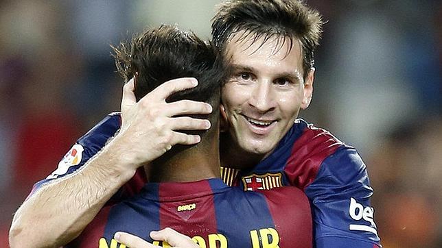 Messi se abraza con Neymar tras anotar un gol