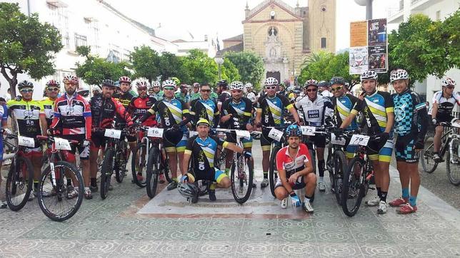 Foto de familia de los ciclistas utreranos