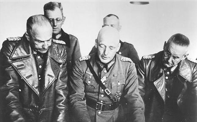A la izquierda, Von Brauchitsch, que terminaría por echarse atrás del complot, y Franz Halder, principal instigador de la conjura, a la derecha de la foto
