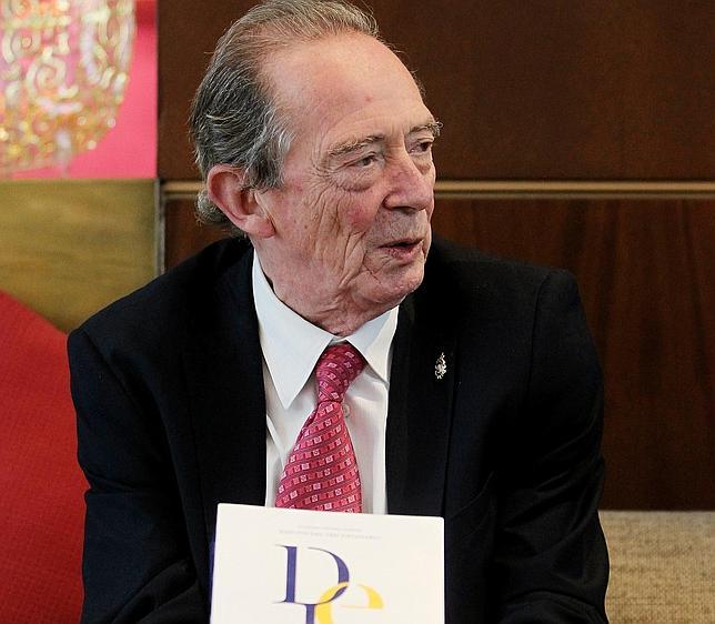 El director de la RAE, José Manuel Blecua, sostiene la 23 edición del Diccionario de la lengua española