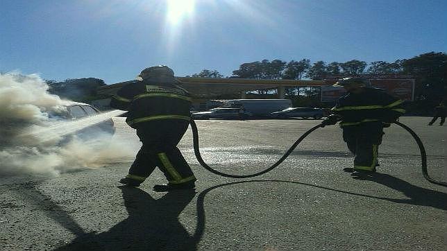 Peligro por el incendio de un coche aparcado junto a una gasolinera en San Roque