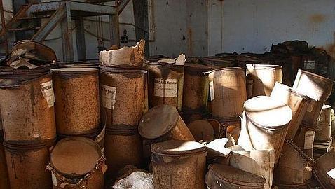 Viejos bidones de productos químicos abandonados en la antigua fábrica de Inquinosa de Sabiñánigo (Huesca)
