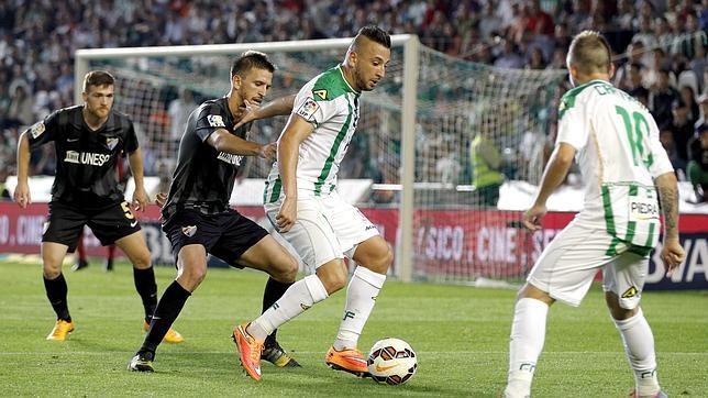 Ghilas disputa un balón ante la defensa del Málaga en el pasado choque liguero