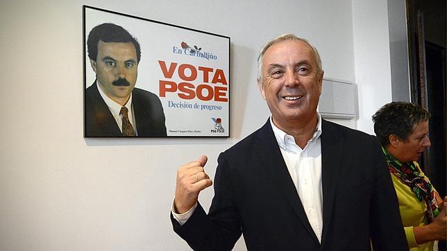 Vázquez posa con un cartel de su paso por la política local