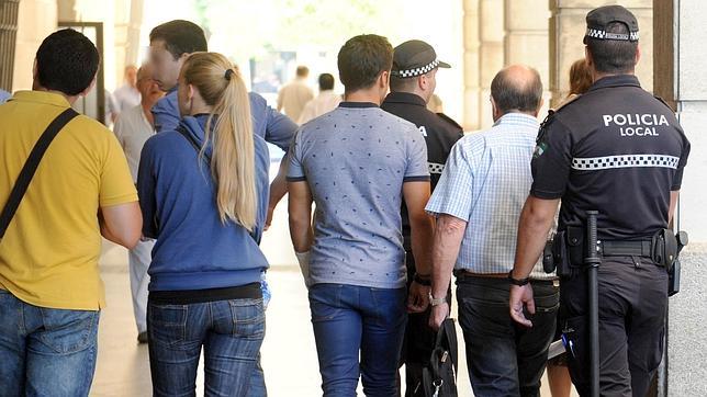 Acusan de filtrar el examen de la Policía Local de Sevilla al que hizo las fotocopias