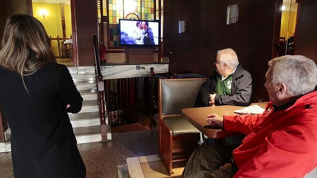 Los vecinos de Becerreá siguen por televisión la comparecencia de Teresa Romero