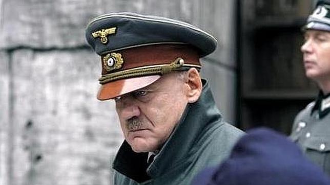 Bruno Ganz nos llega a convencer por momentos de que en verdad estamos viendo al Führer