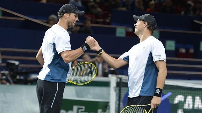 Los hermanos Bryan celebran un título