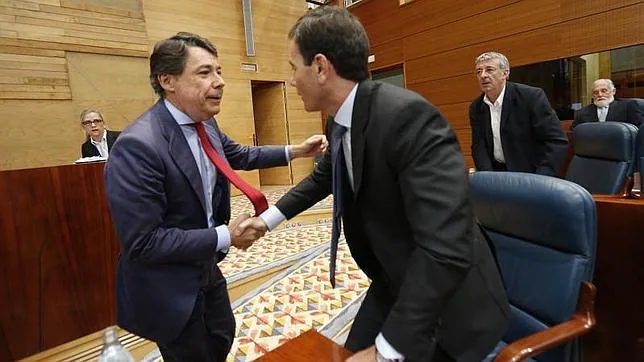 Ignacio González saluda al líder del PSM, Tomás Gómez, en la Asamblea de Madrid