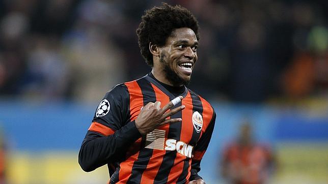 Luiz Adriano, primer jugador en marcar dos tripletes segundos en Champions