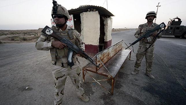 Soldados iraquíes patrullan cerca de la frontera con Arabia Saudí