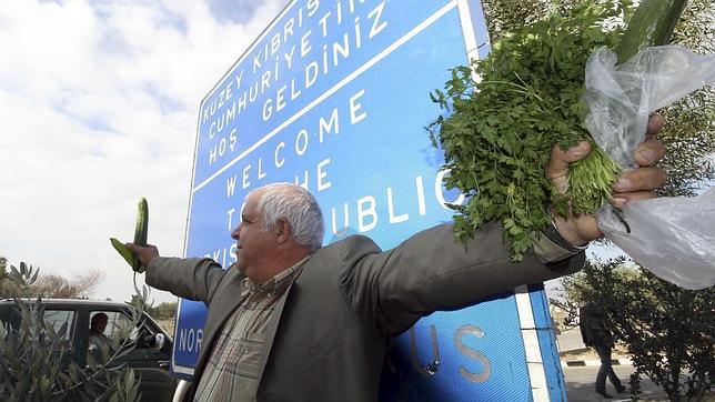 Un hombre de origen turcochipriota blande protesta en la frontera de Nicosia, en Chipre (2010)