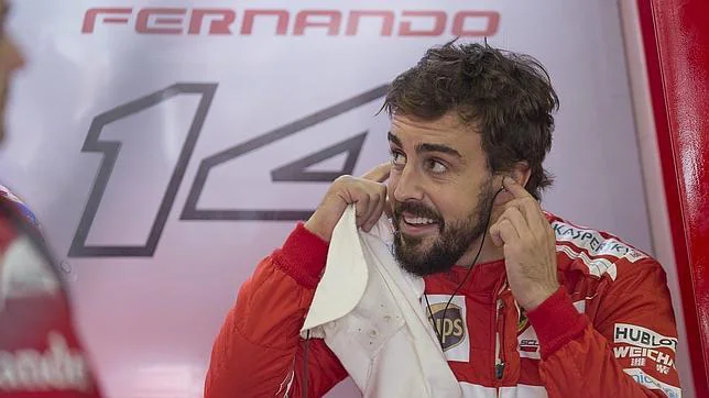 Alonso, en el 'box' de Ferrari