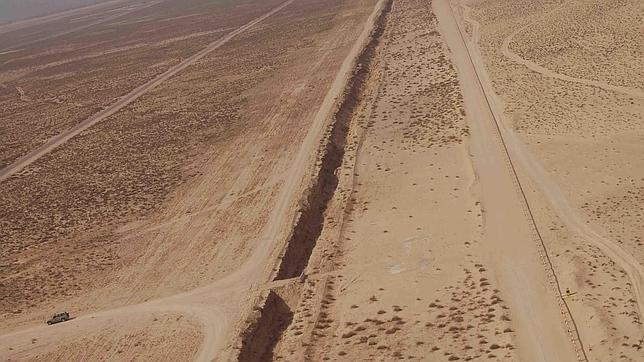 La línea en el desierto; barrera entre Irak y Kuwait
