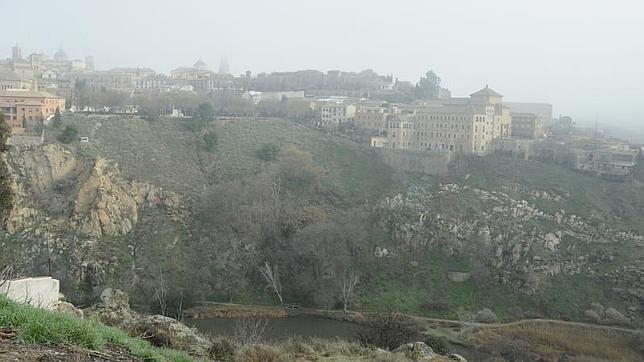 El sol está empujando a la niebla que todavía persiste en esta imagen en la ribera del río Tajo