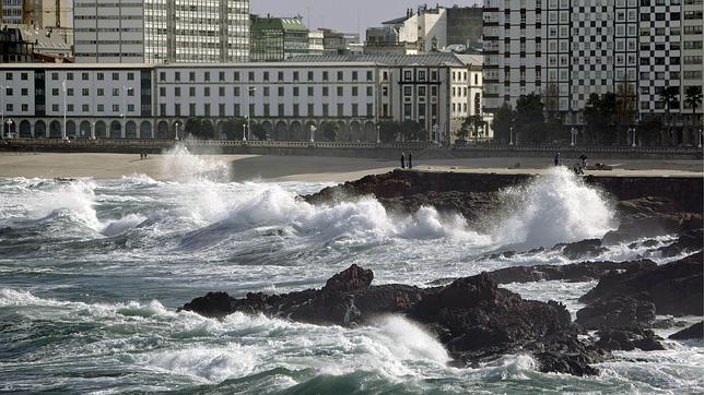 Rescatan a un hombre de avanzada edad en la playa de Riazor