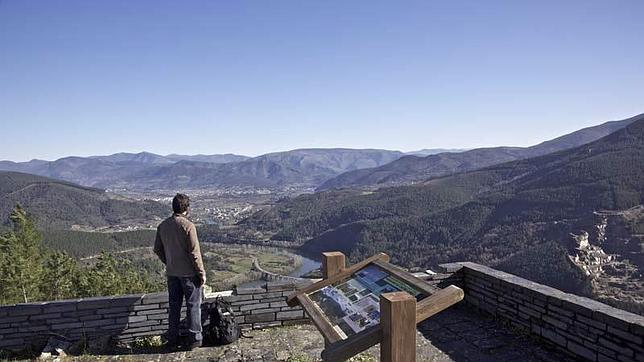 Mirador que ofrece una espectacular panorámica del río Sil