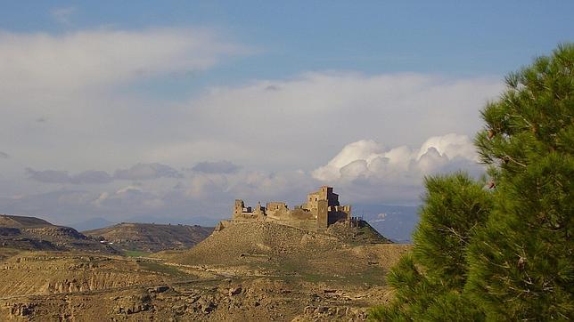 El paisaje aragonés se ve salpicado por la silueta de castillos, torres y murallas, vestigios de la riqueza histórica de esta tierra