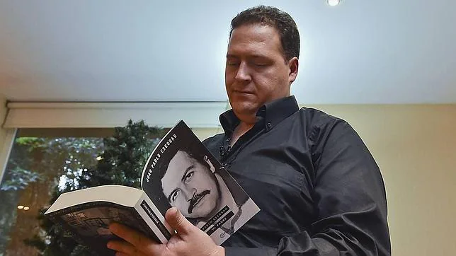 Juan Pablo Escobar posa con su libro