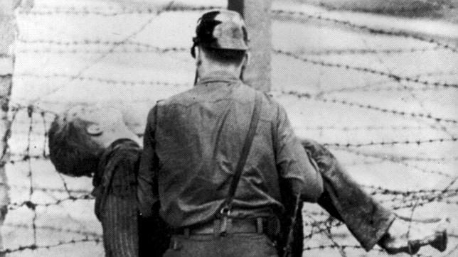 La primera víctima del muro de Berlín: un policía germano oriental recoge el cuerpo sin vida del joven Peter Fechter