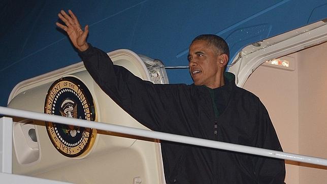 Barack Obama embarca en el Air Force One con rumbo a Pekín, donde asistirá a la Cumbre Asia-Pacífico