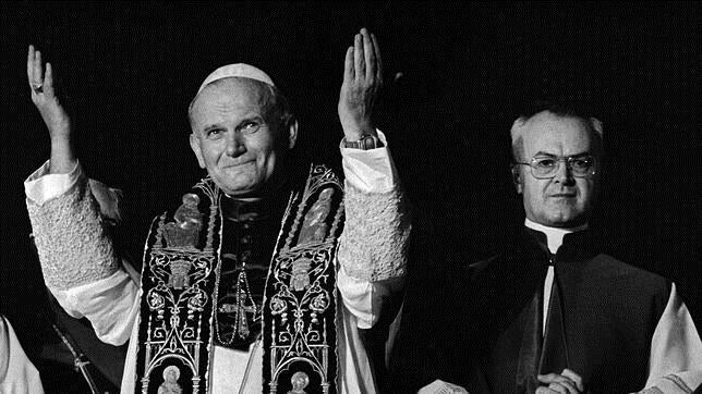 Juan Pablo II saluda a la multitud en la Basílica de San Pedro tras haber sido elegido Papa