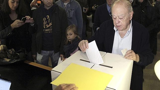 Jordi Pujol y su esposa votan en el 9-N con algún reproche aislado