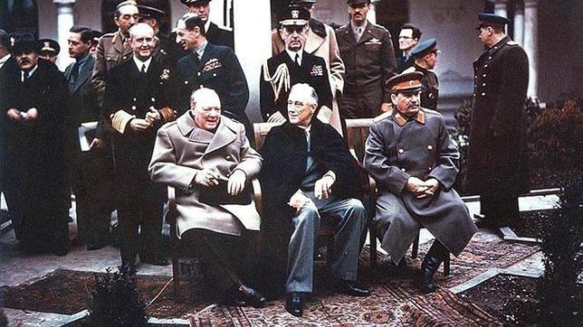 Los presidentes de las fuerzas aliadas, Winston Churchill (Reino Unido), Franklin D. Roosvelt (EE.UU.) y Iósif Stalin (URSS), se reunen en la Conferencia de Yalta.