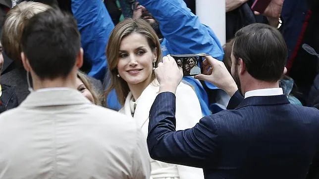 El Gran Duque Heredero Guillermo de Luxemburgo accede a fotografiar a Doña Letizia mientras posa con dos personas del público, a su llegada al Palacio Ducal