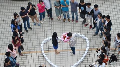 Le propone matrimonio a su novia con 99 iPhone 6 y ella lo rechaza