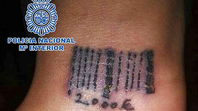 El clan que tatuaba la deuda en la piel de las mujeres que prostituían