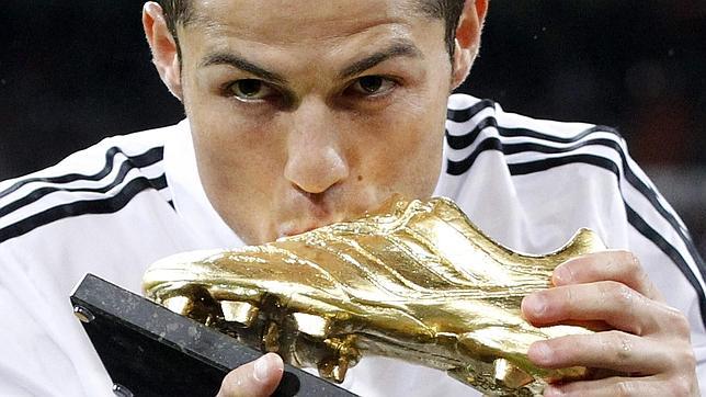 Cristiano Ronaldo, besando su tercera Bota de Oro