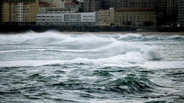 Alerta por olas de entre 5 y 7 metros en la costa gallega