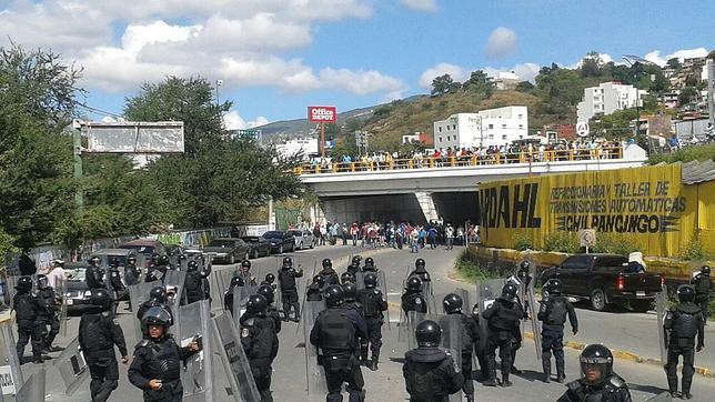 Un grupo de maestros ataca la sede del PRI en la capital del estado mexicano de Guerrero