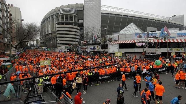 Unos 39.000 corredores permanecen en la avenida de Concha Espina, el punto de partida de la San Silvestre Vallecana