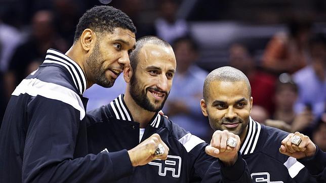 Duncan, Ginobili y Parker, el día que recibieron el anillo de campeones