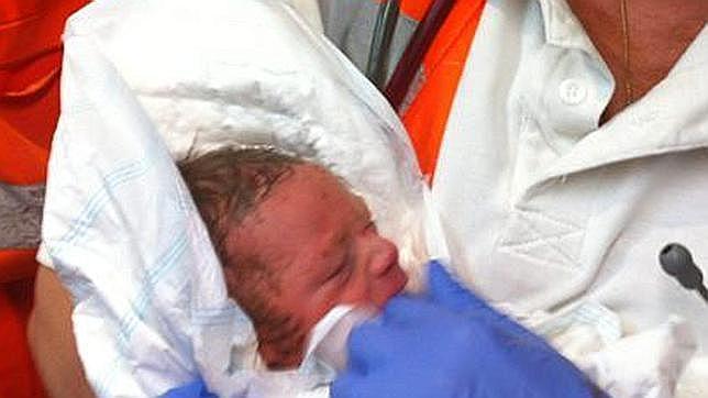 Imagen del bebé tras se rescatado de las tuberías