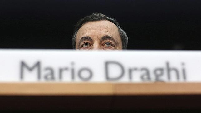 Draghi promete un «periodo largo» de tipos casi cero, pero pide reformas estructurales