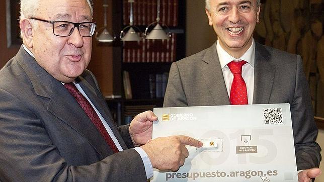 Javier Campoy, consejero aragonés de Hacienda, entregando al presidente de las Cortes (izquierda) el proyeto de presupuestos para 2015