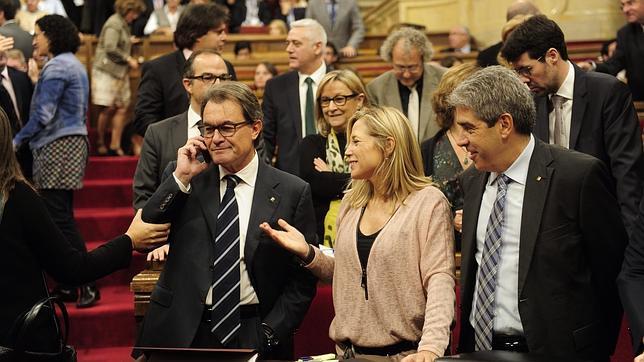 Junqueras y Mas escenifican su alejamiento en el Parlamento catalán