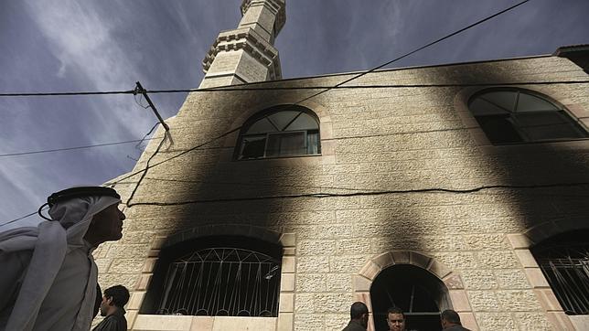 Queman una mezquita en Cisjordania y atacan una antigua sinagoga en Israel