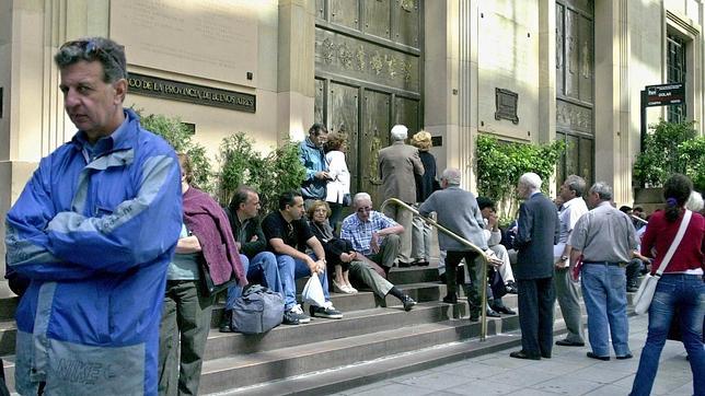 Argentinos concentrados junto a un banco de Buenos Aires al final del llamado «corralito» en 2002