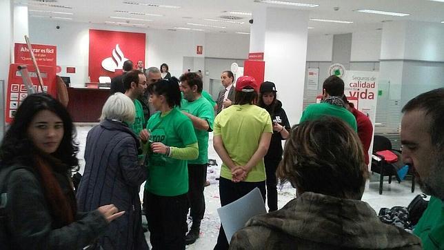 Miembros de la PAH se encierran en una oficina del Banco Santander de Burgos