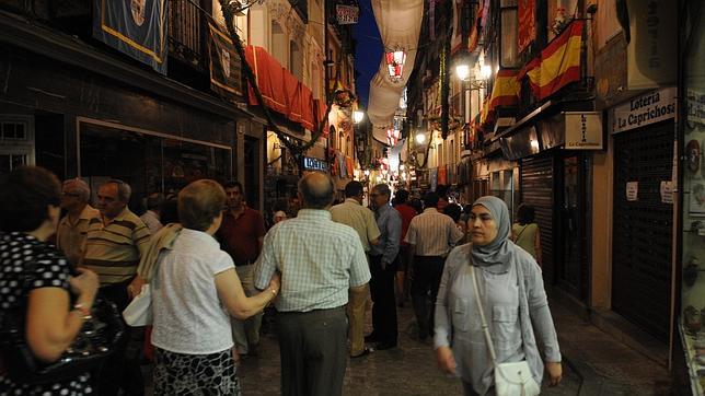 La calle Comercio repleta de turistas la noche previa del Corpus