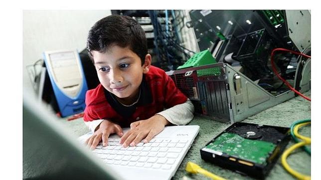Un niño de seis años se convierte en el técnico informático más joven del mundo