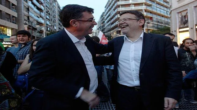 Puig y Morera se saludan durante una manifestación celebrada en Valencia