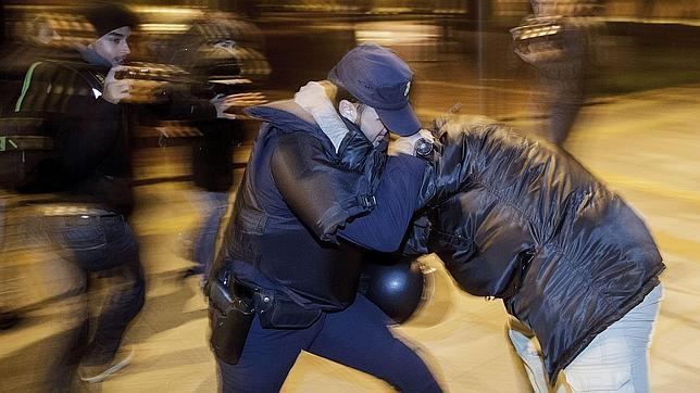 Cinco detenidos tras una nueva noche de violencia callejera en Burgos