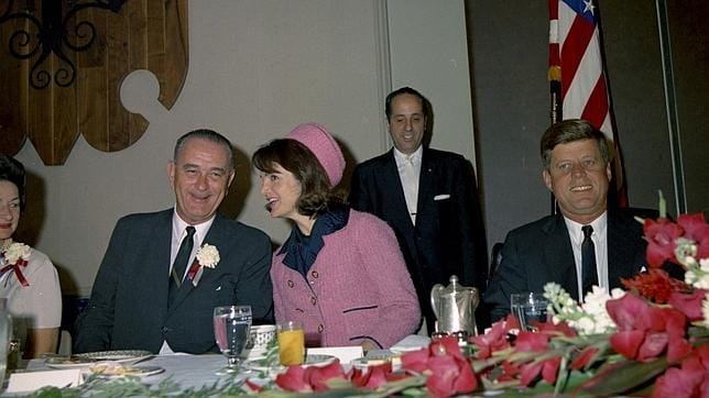 John F. Kennedy pocas horas antes de morir, en compañía de su mujer, Jackie. Tomó huevos pasados por agua, bacon, queso, mermelada de frambuesa, zumo de naranja y café